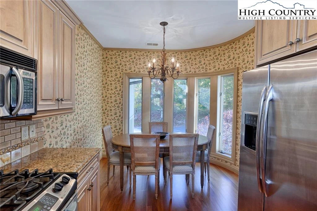 Image number 15 for the current listing