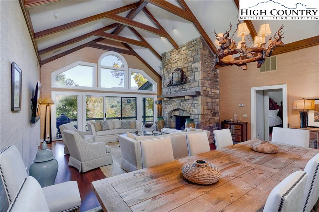 Image number 19 for the current listing
