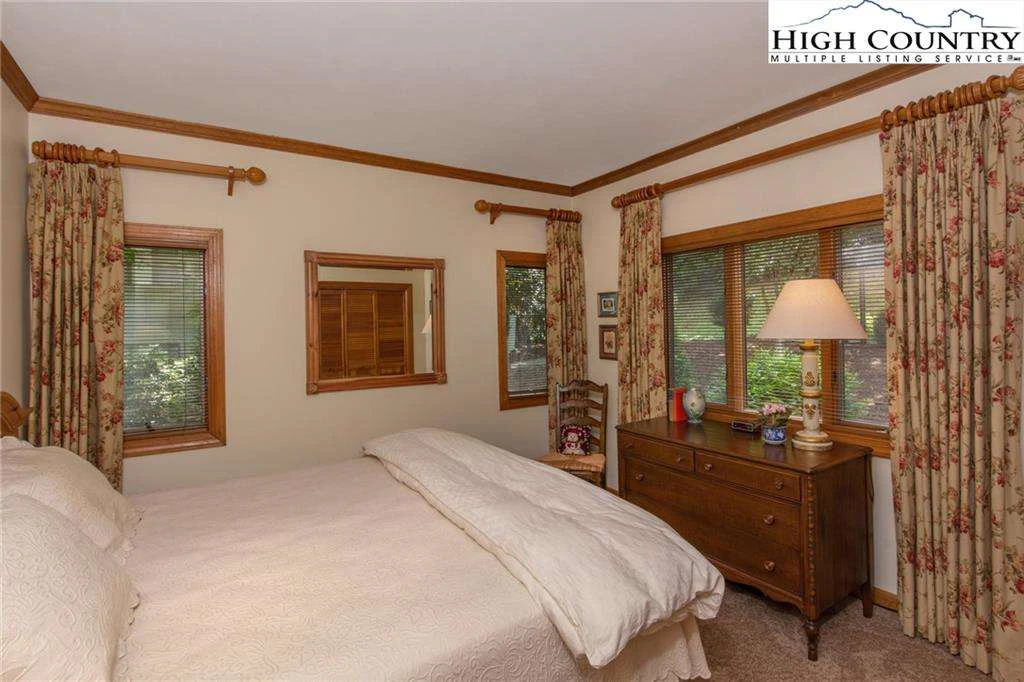 Image number 4 for the current listing