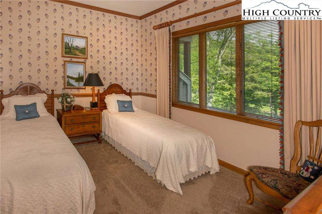 Image number 5 for the current listing