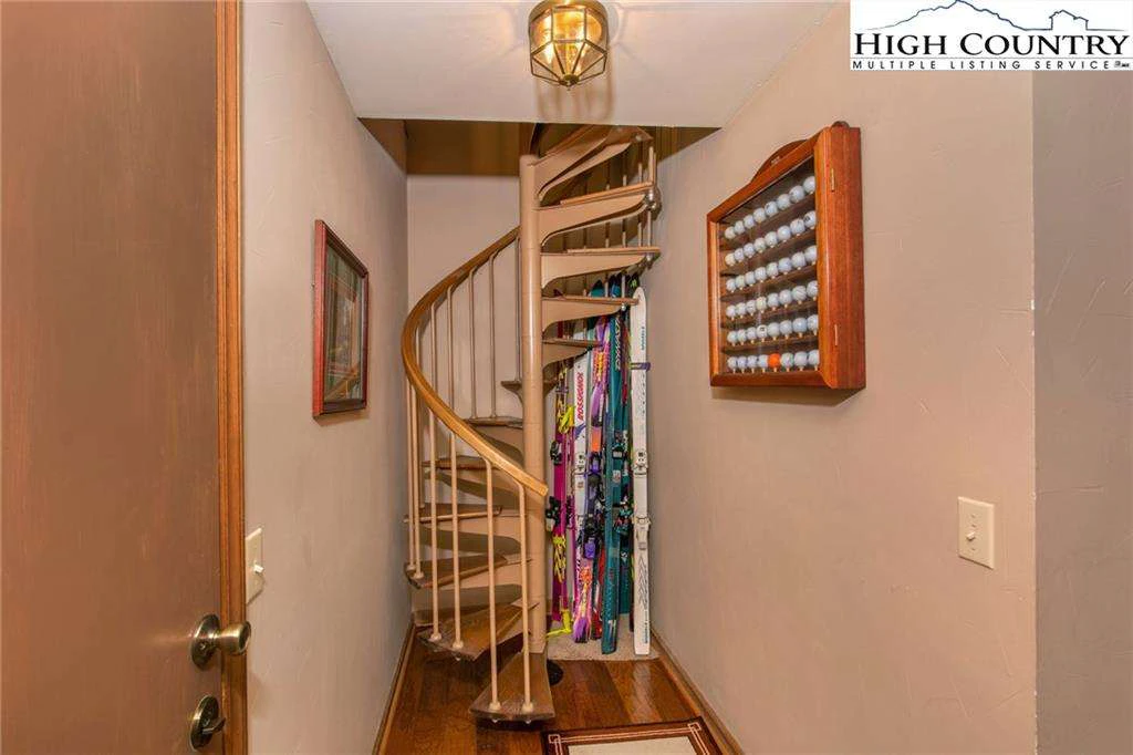 Image number 6 for the current listing