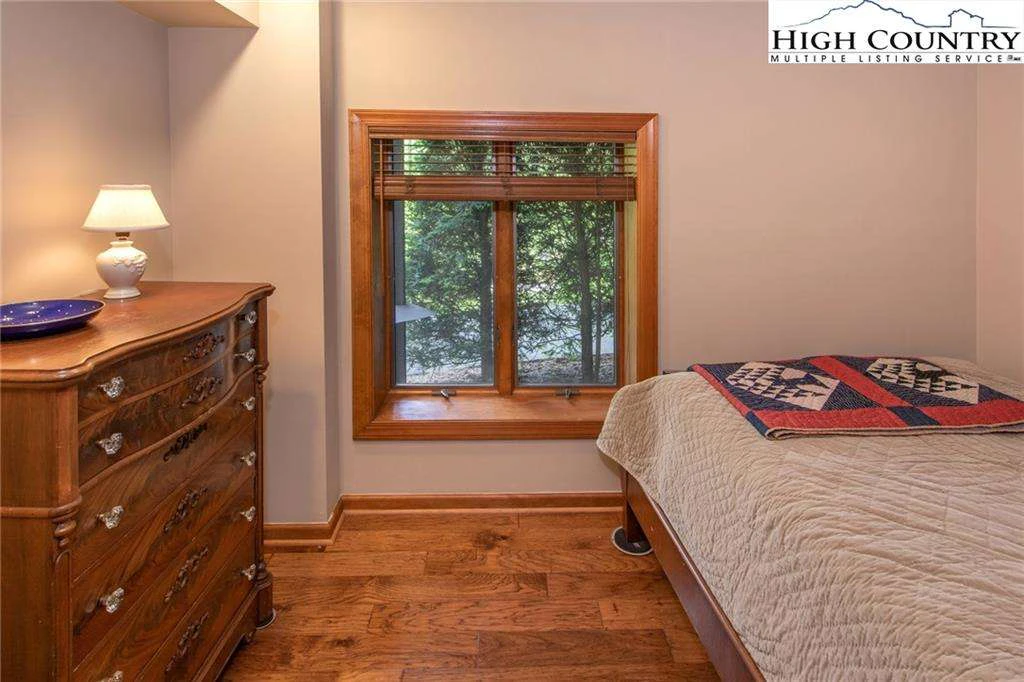Image number 7 for the current listing