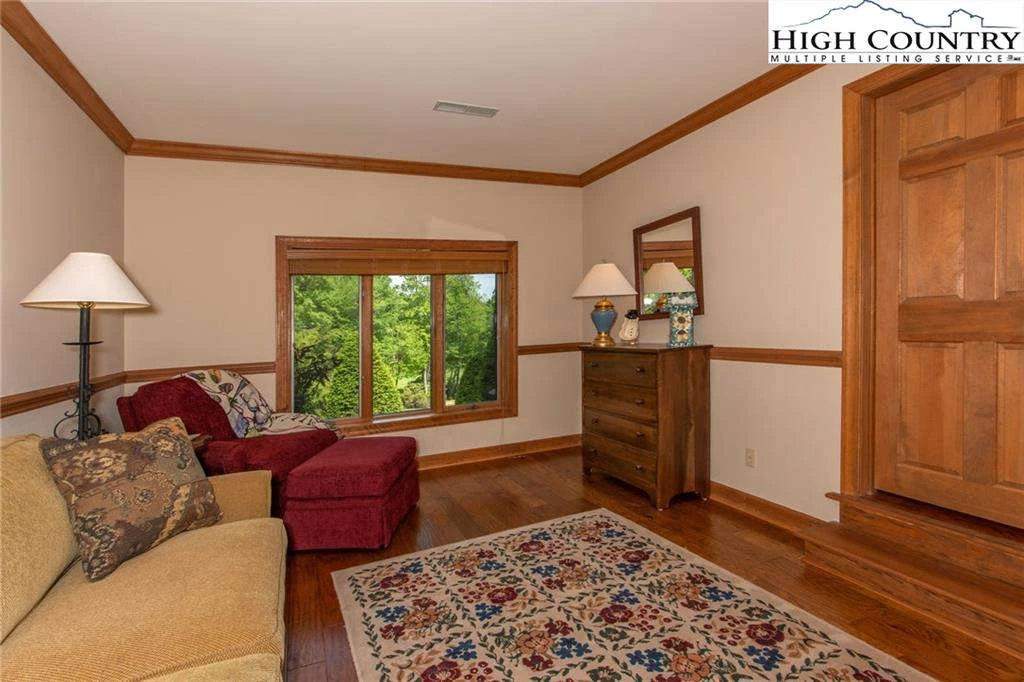 Image number 8 for the current listing