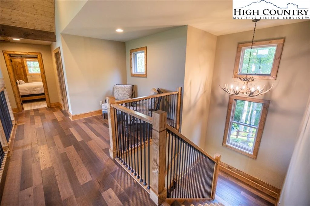 Image number 4 for the current listing