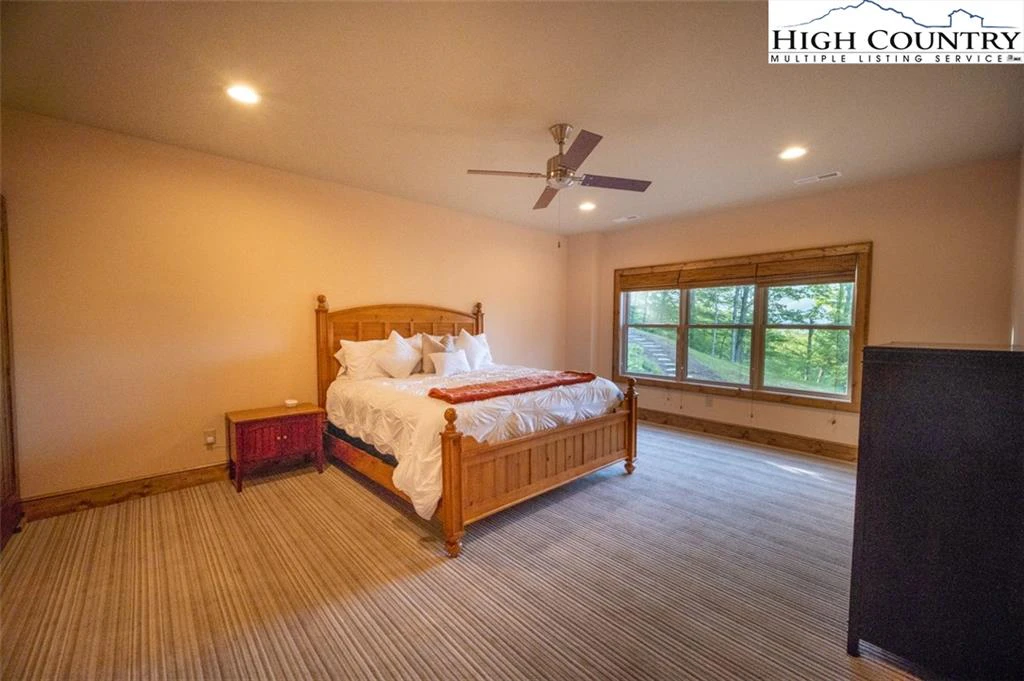 Image number 11 for the current listing