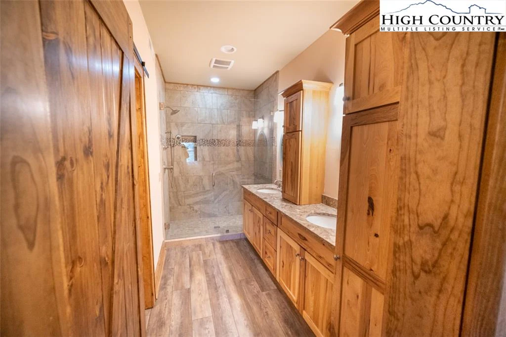 Image number 2 for the current listing