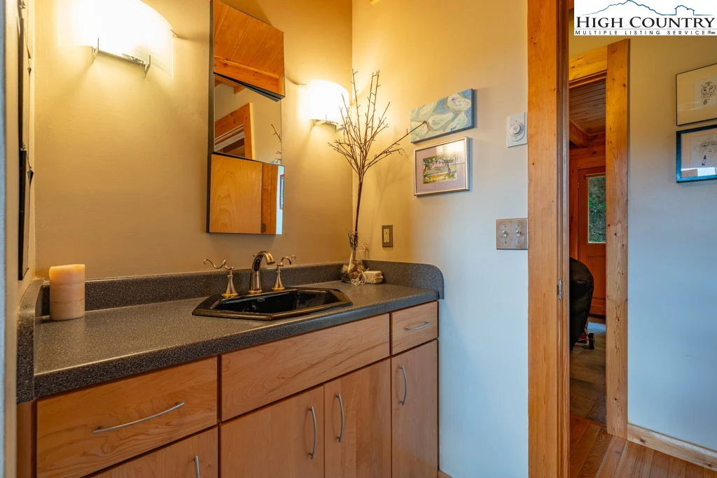 Image number 7 for the current listing