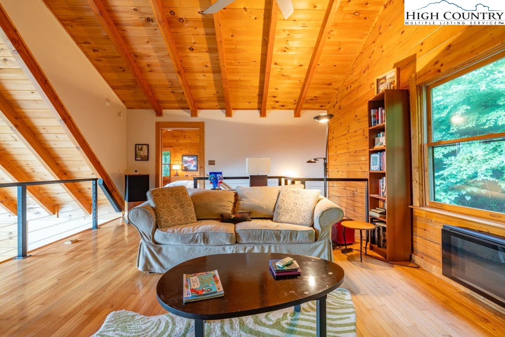 Image number 9 for the current listing
