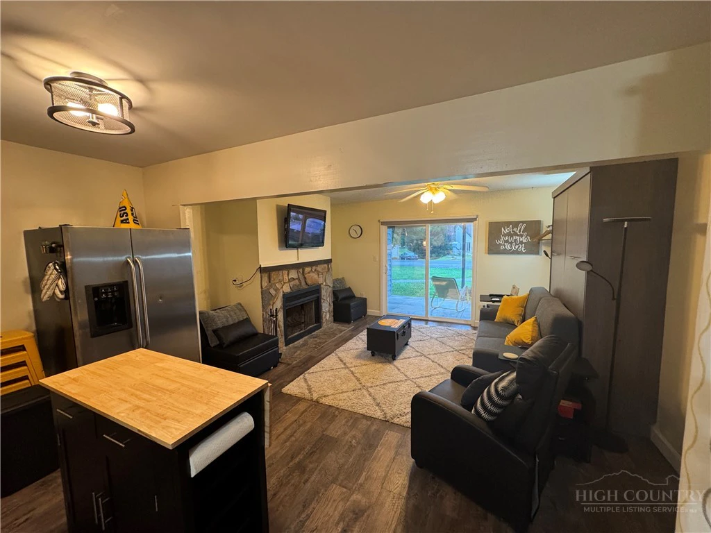 Image number 4 for the current listing