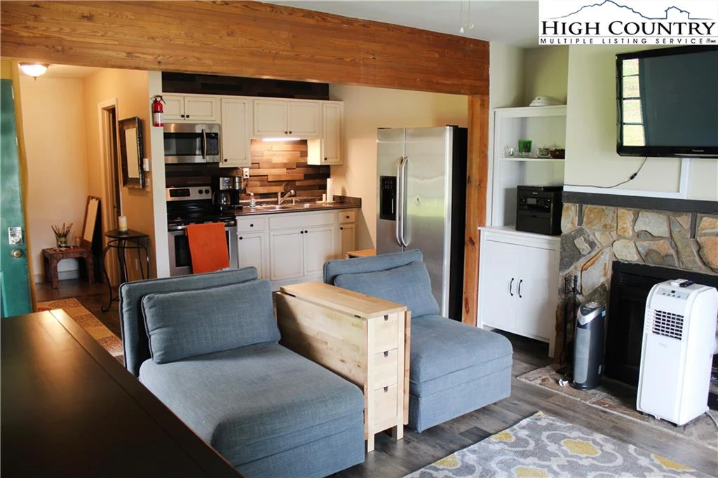 Image number 11 for the current listing