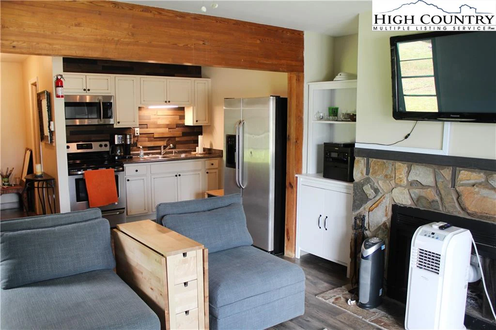 Image number 2 for the current listing