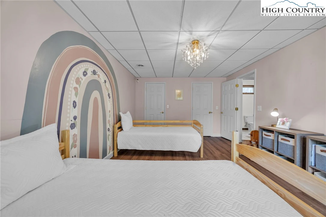 Image number 7 for the current listing