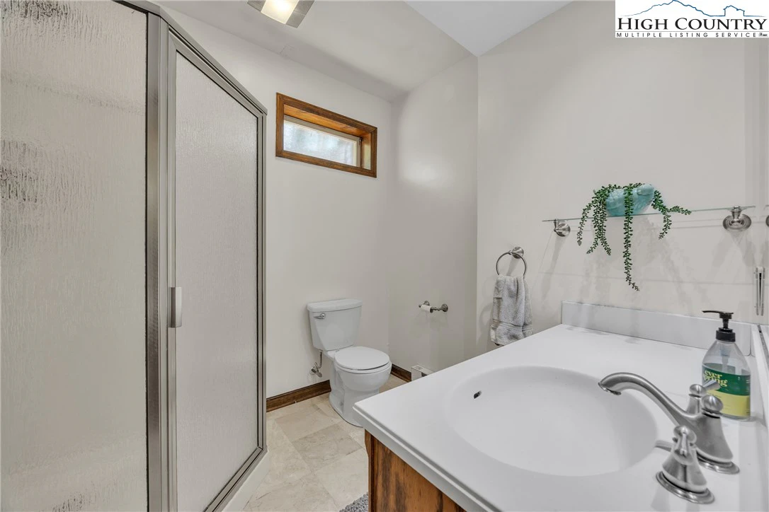 Image number 8 for the current listing