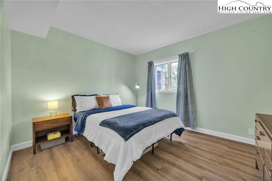 Image number 9 for the current listing