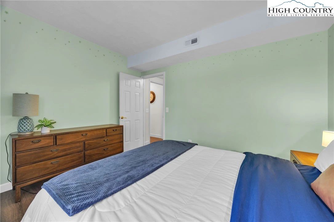 Image number 11 for the current listing