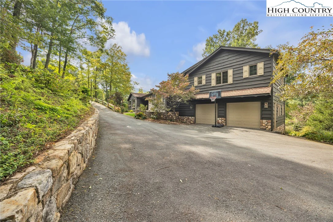 Image number 18 for the current listing