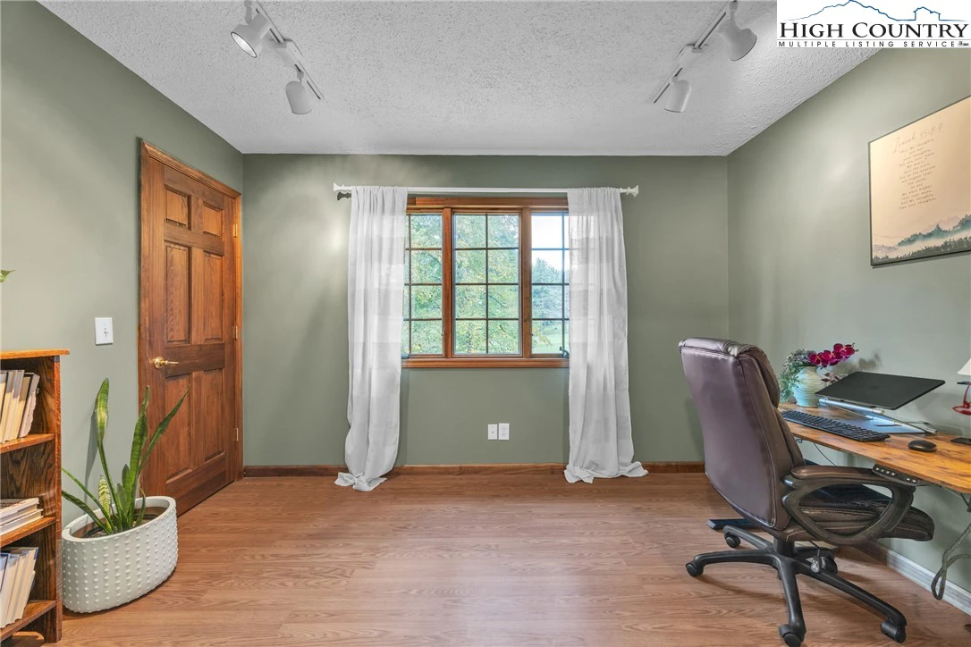 Image number 14 for the current listing