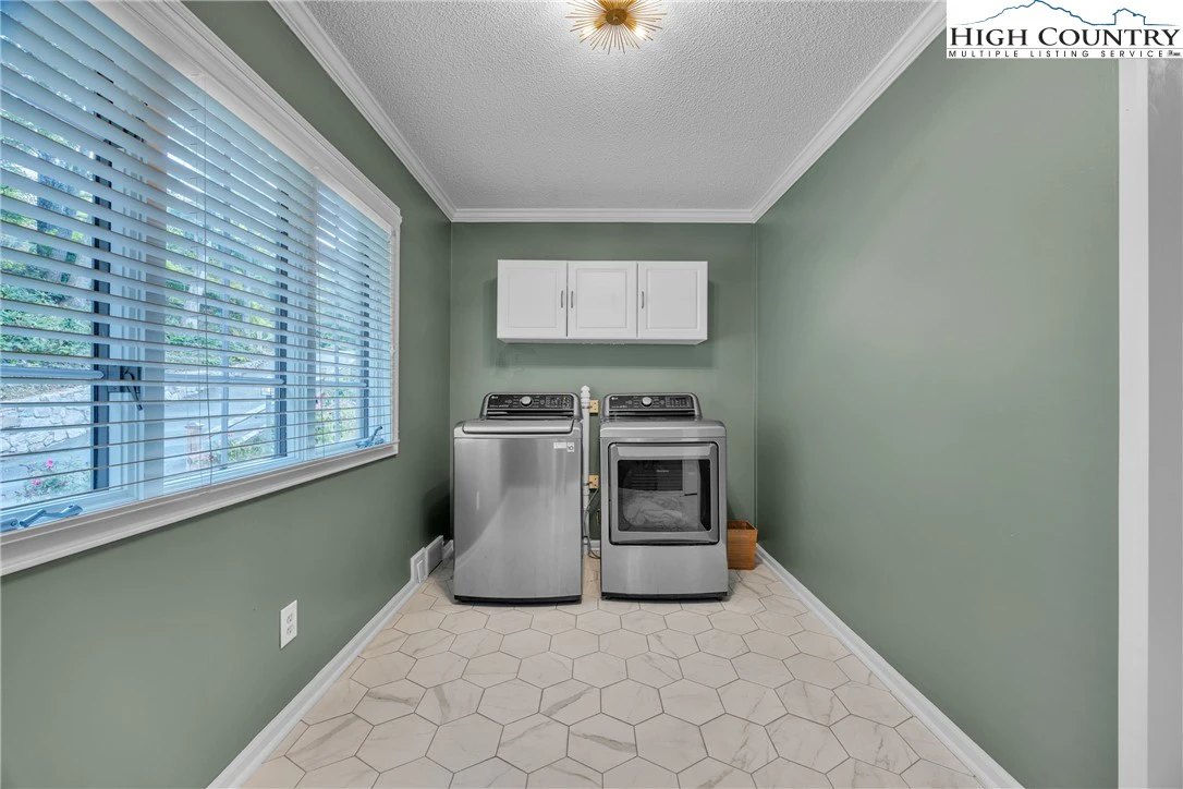 Image number 4 for the current listing