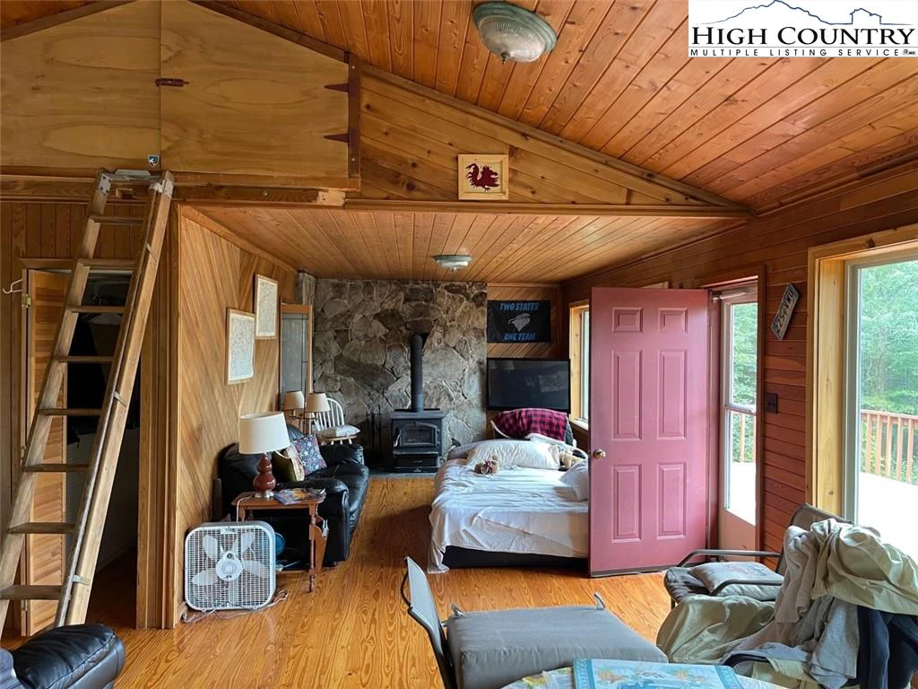 Image number 14 for the current listing