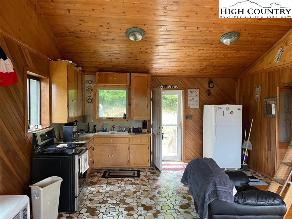 Image number 13 for the current listing