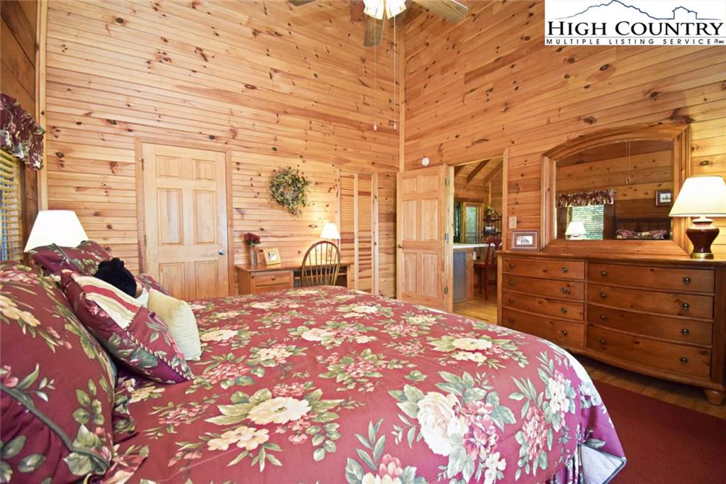 Image number 11 for the current listing