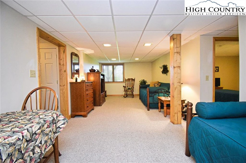 Image number 19 for the current listing