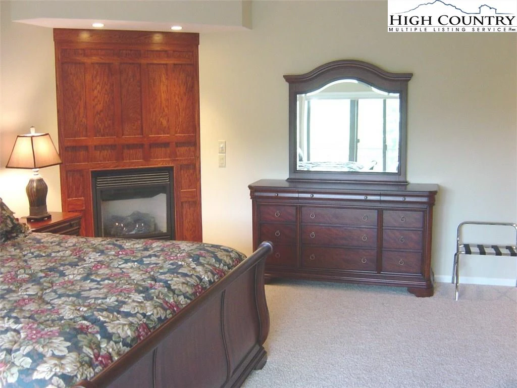 Image number 14 for the current listing