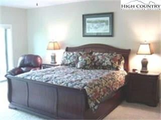 Image number 4 for the current listing