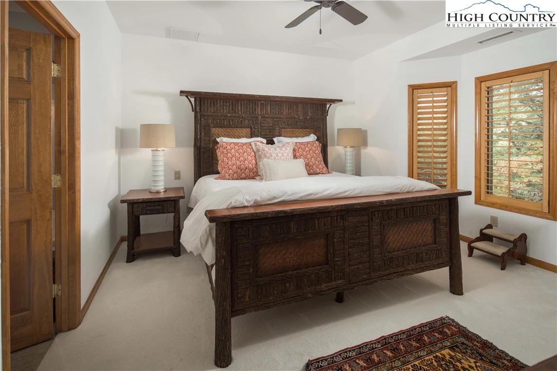 Image number 4 for the current listing