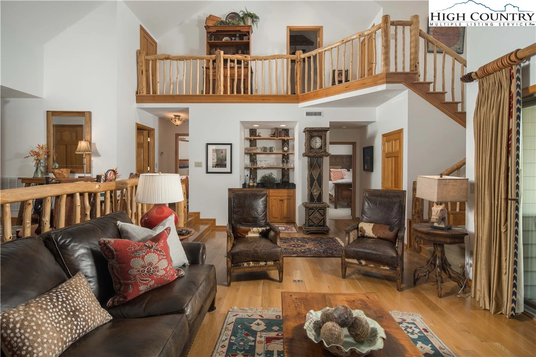 Image number 19 for the current listing
