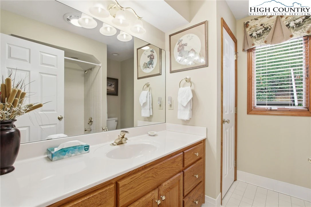 Image number 6 for the current listing