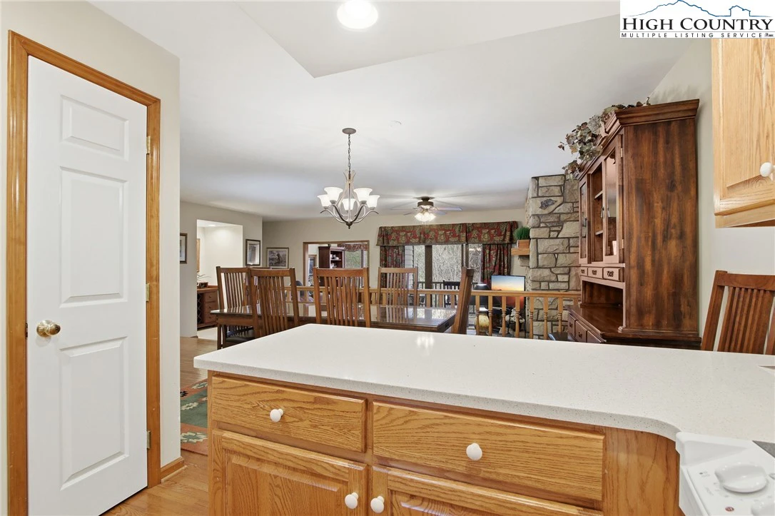 Image number 2 for the current listing