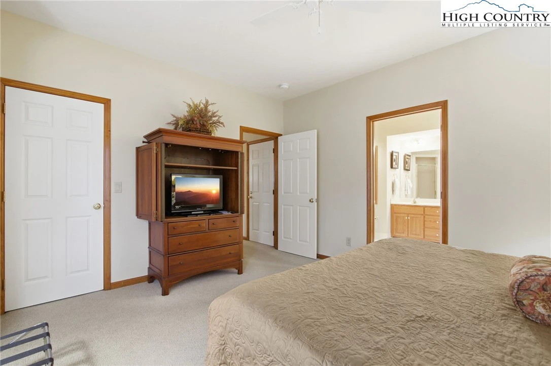 Image number 11 for the current listing