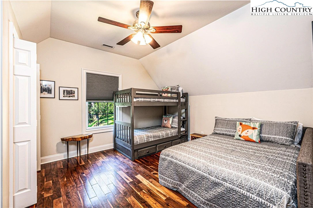 Image number 3 for the current listing