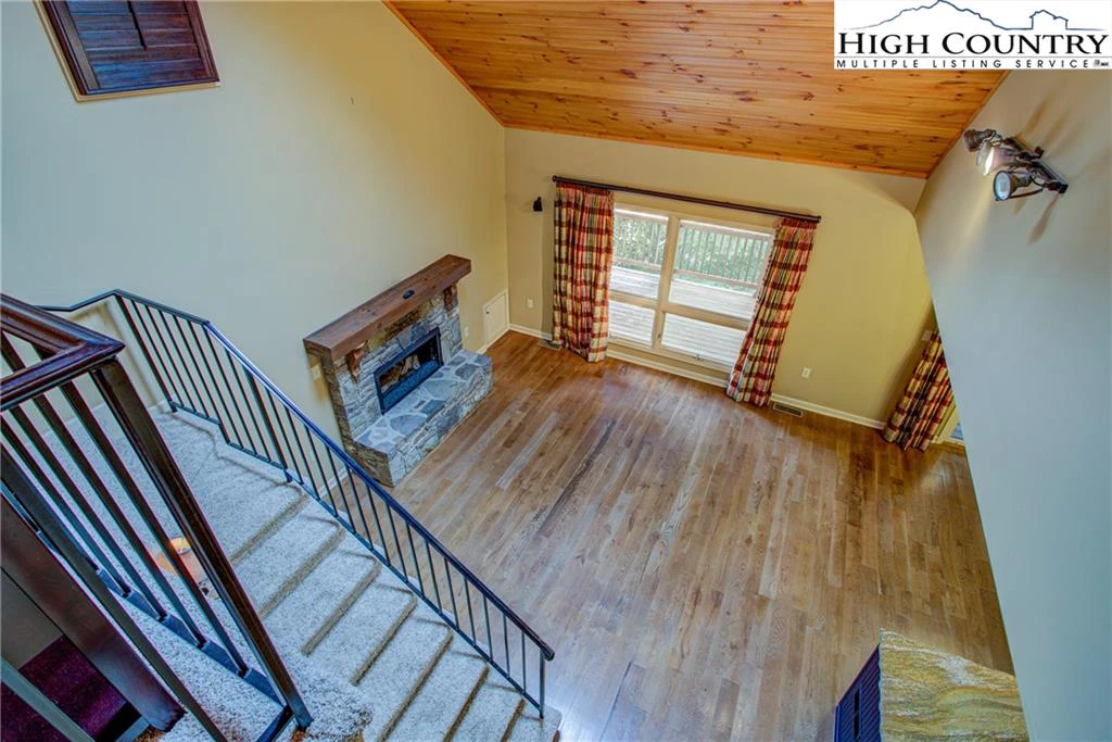 Image number 21 for the current listing