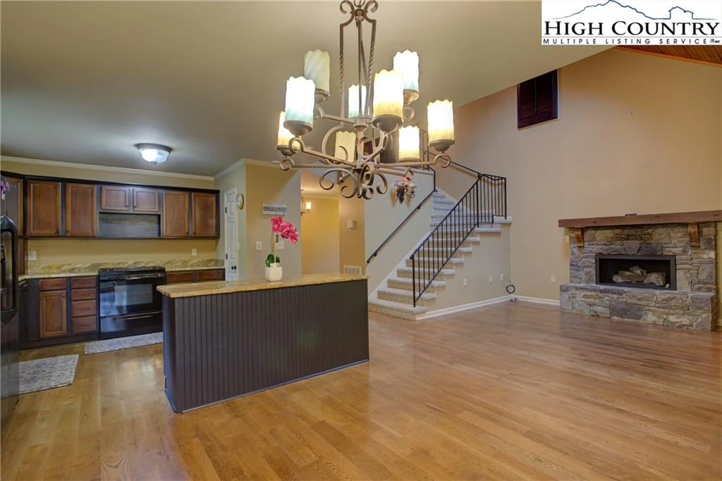 Image number 19 for the current listing