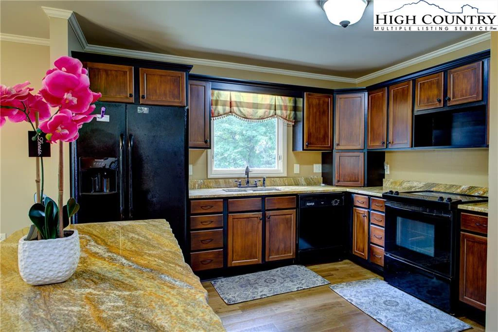 Image number 18 for the current listing