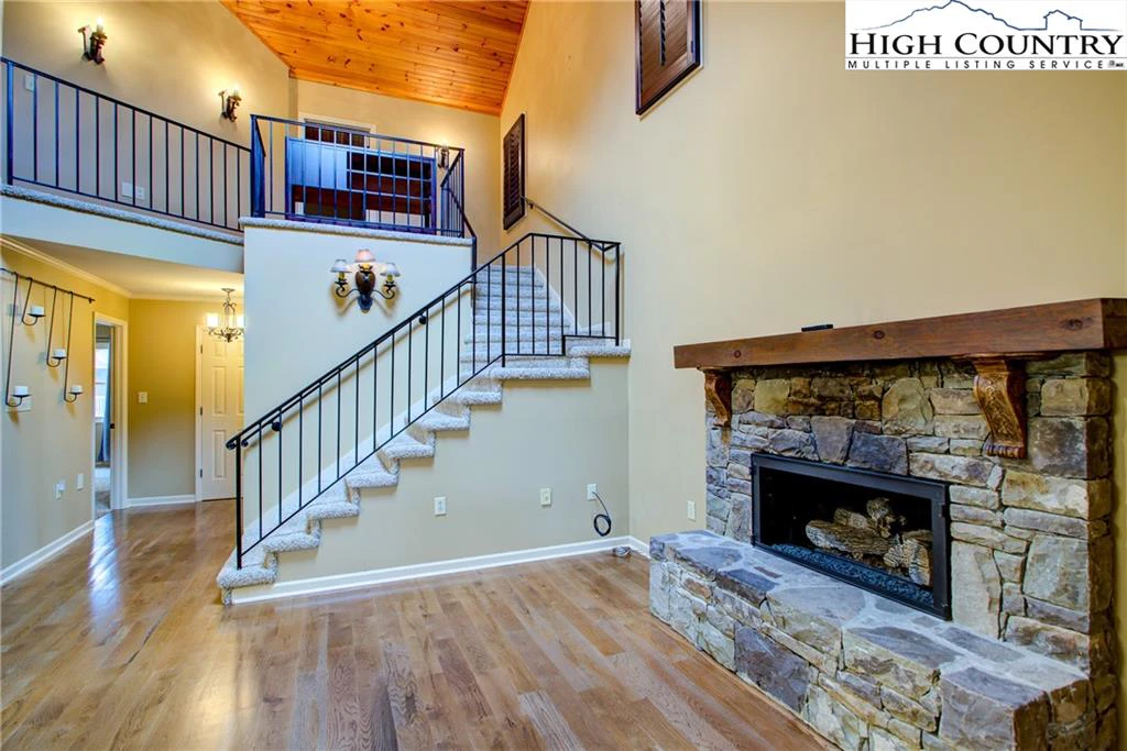 Image number 4 for the current listing