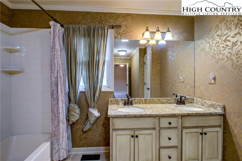Image number 6 for the current listing