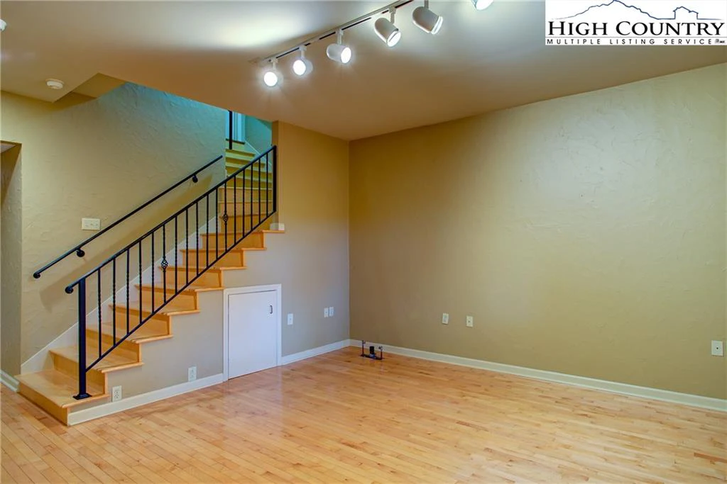 Image number 11 for the current listing