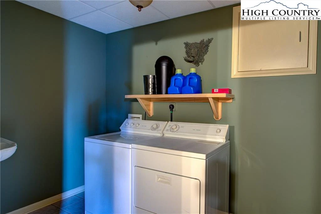 Image number 14 for the current listing