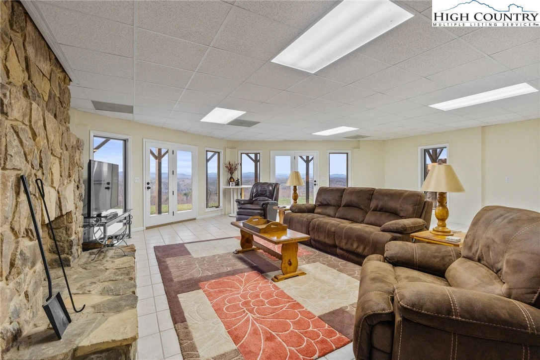 Image number 9 for the current listing