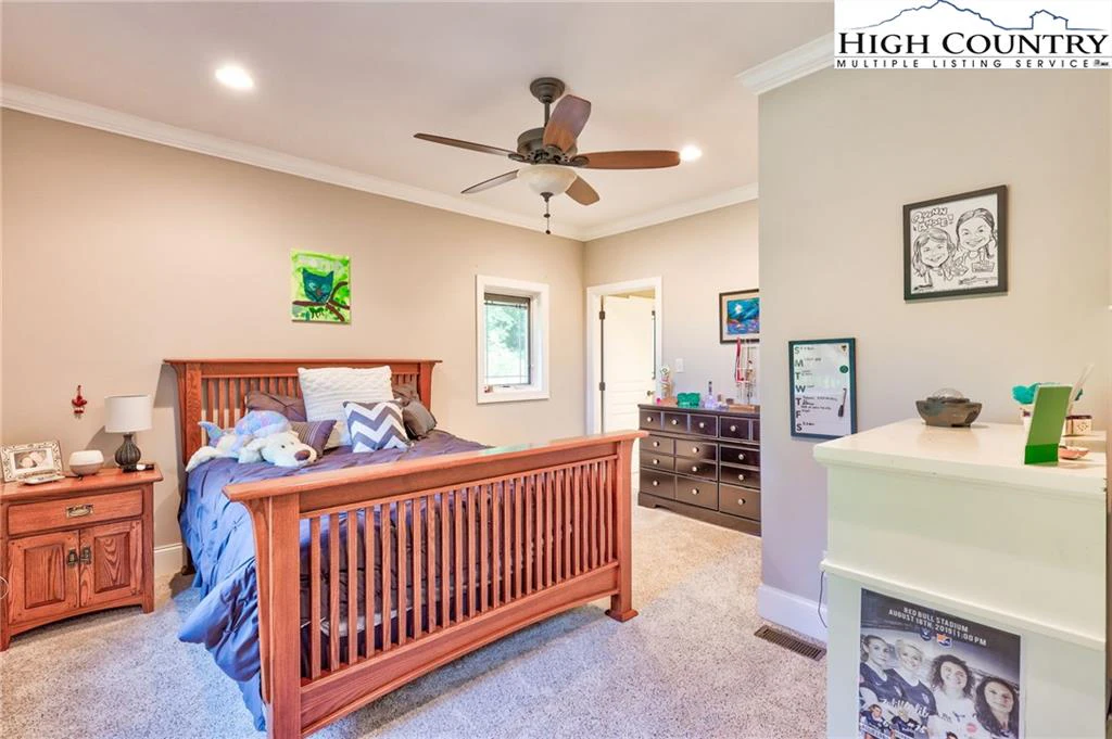 Image number 3 for the current listing