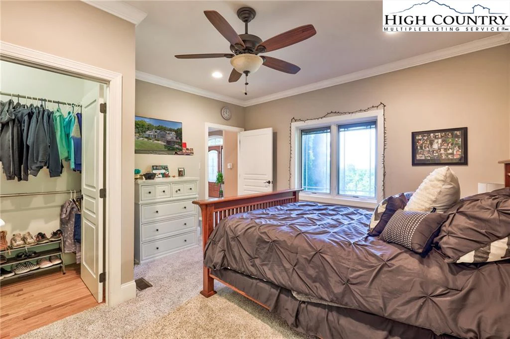 Image number 4 for the current listing