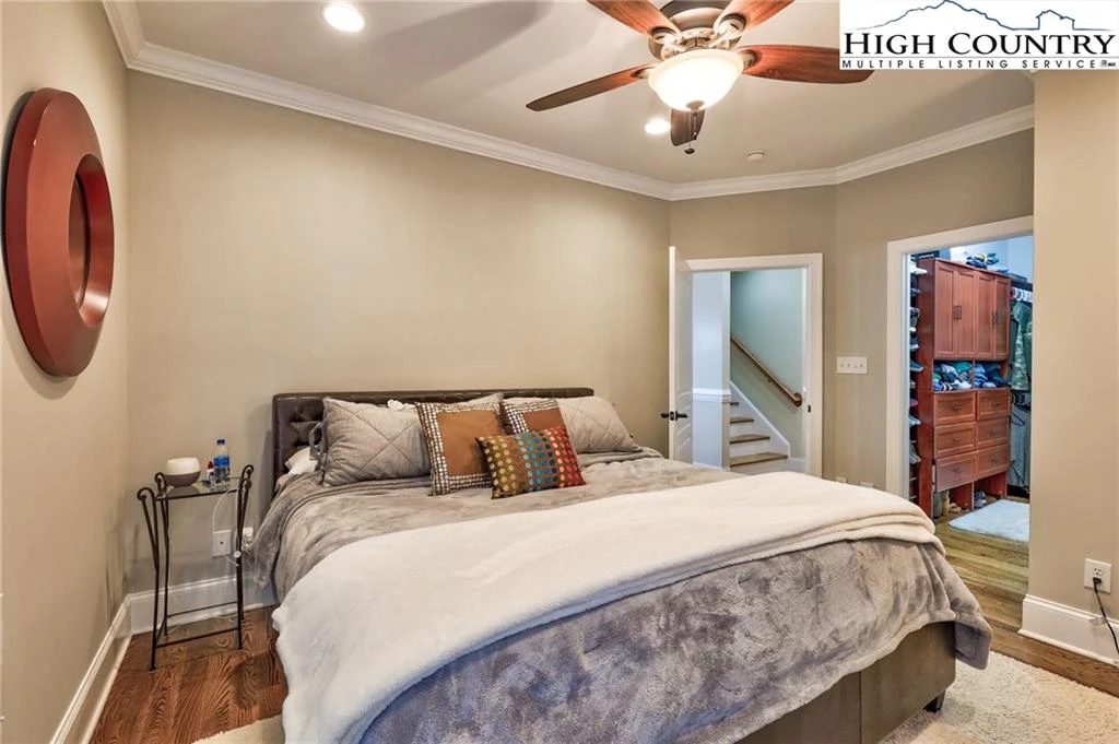 Image number 9 for the current listing