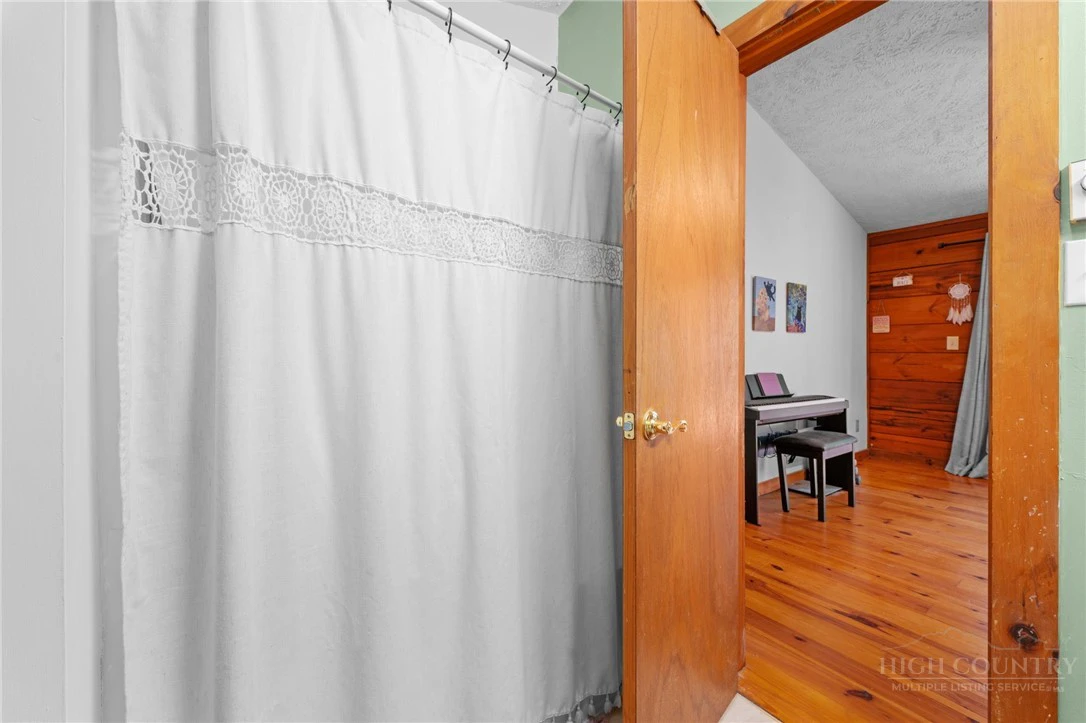 Image number 20 for the current listing