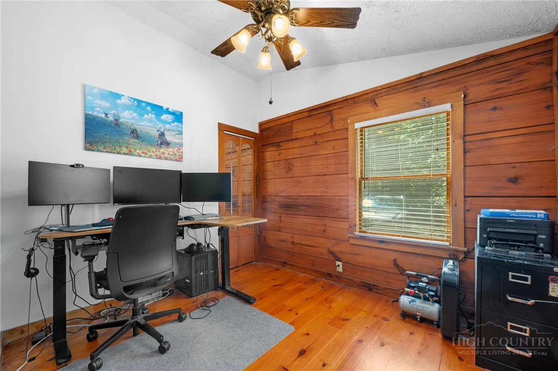 Image number 21 for the current listing