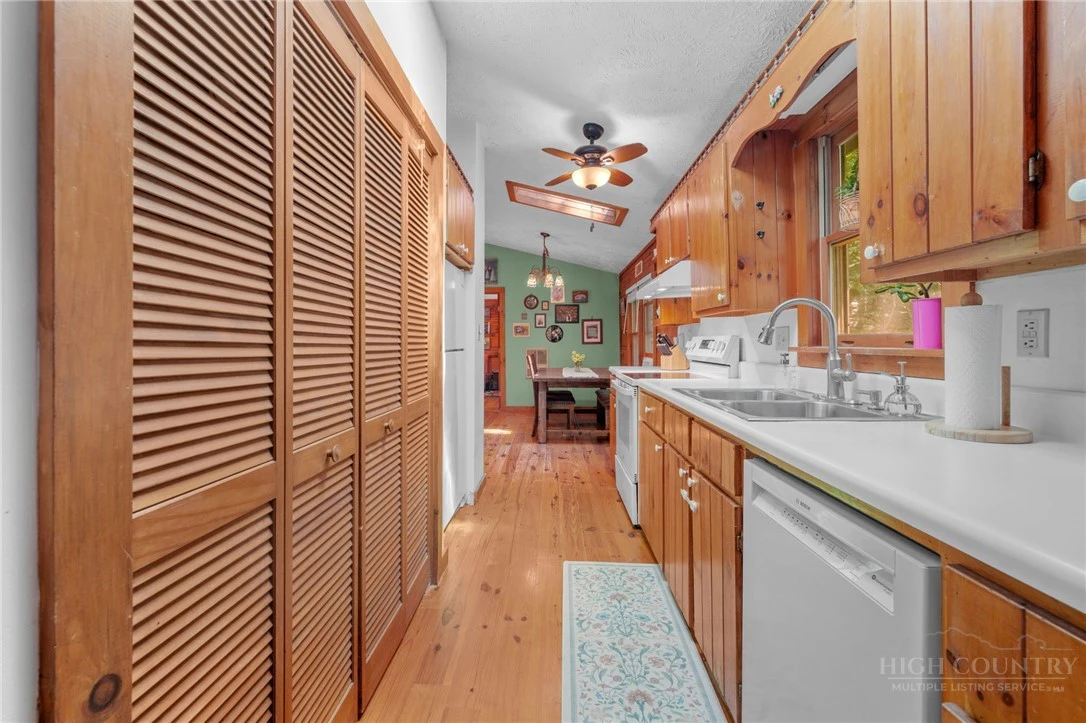 Image number 4 for the current listing