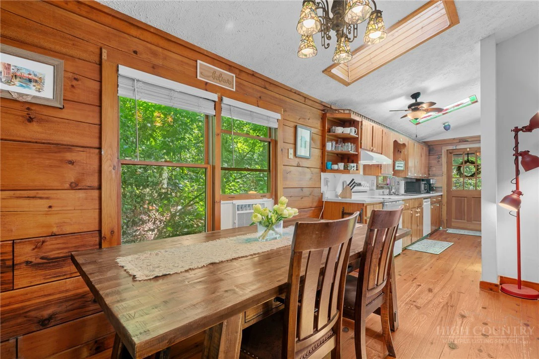 Image number 8 for the current listing