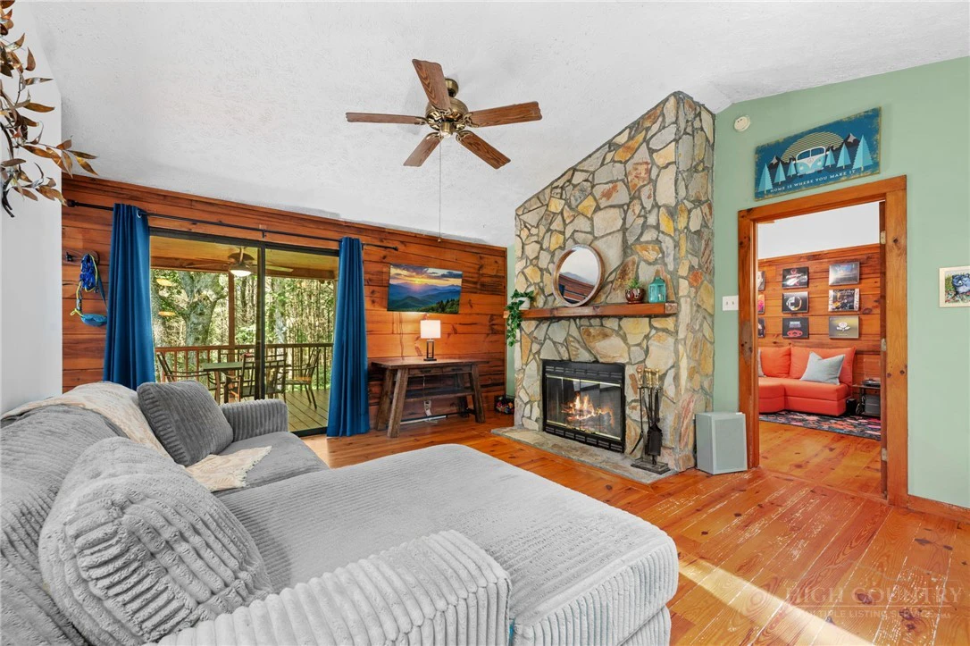 Image number 9 for the current listing